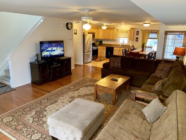 Huge 4 levels~recreation room~king bed~2 Masters brs~Pool sleep 14