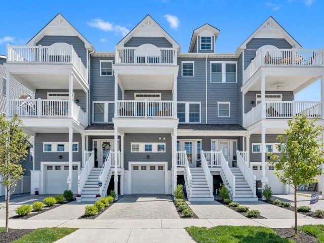 HUGE 5 BEDROOM4BATH TOWNHOUSE STEPS TO BEACH & BOARDS!!
