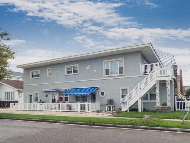 4 Bedroom  4 FULL Bath sleeps 10-12, short walk to beach & boardwalk
