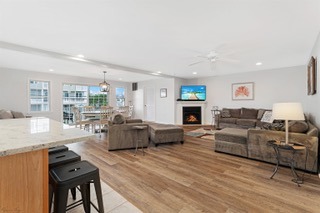 Two Blocks From The Beach 1600sq ft Spacious Condo