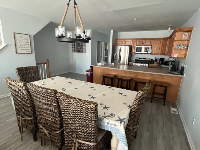 AT THE BEACH, LUXURY TOWNHOUSE, WIFI, TOWELS, BEACH GEAR, 6 BEDROOMS!