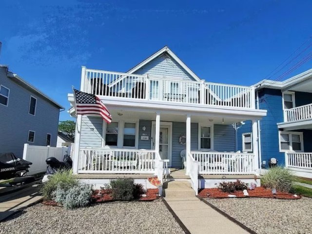 Spacious Beach House, 2.5 blocks from beach, WiFi, Central Air