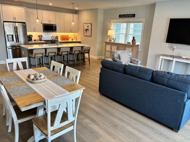 3-Bed2.5-Bath Wildwood condo with WiFiAC,BeachBoardsBars Sleeps 10