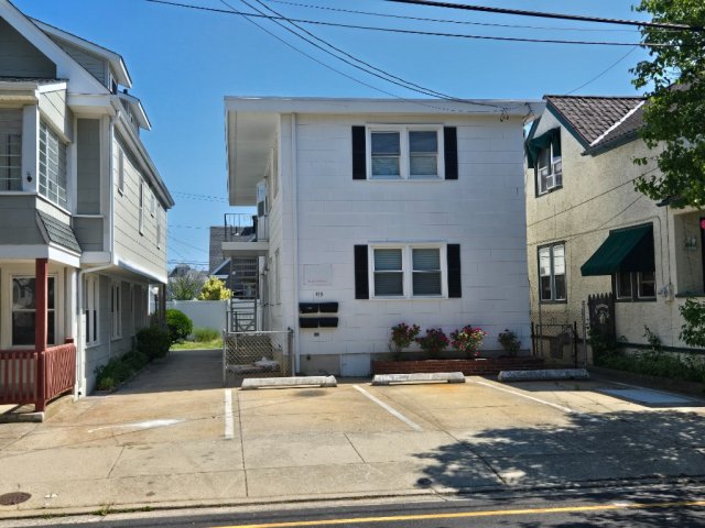 Pitch the Boss - Beautiful 1 Bedroom Condo on Quiet Tree Lined Street