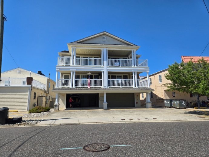 Large 3Br 2Ba sleeps 8 - 2 off street parking spaces 214 E 25th Avenue
